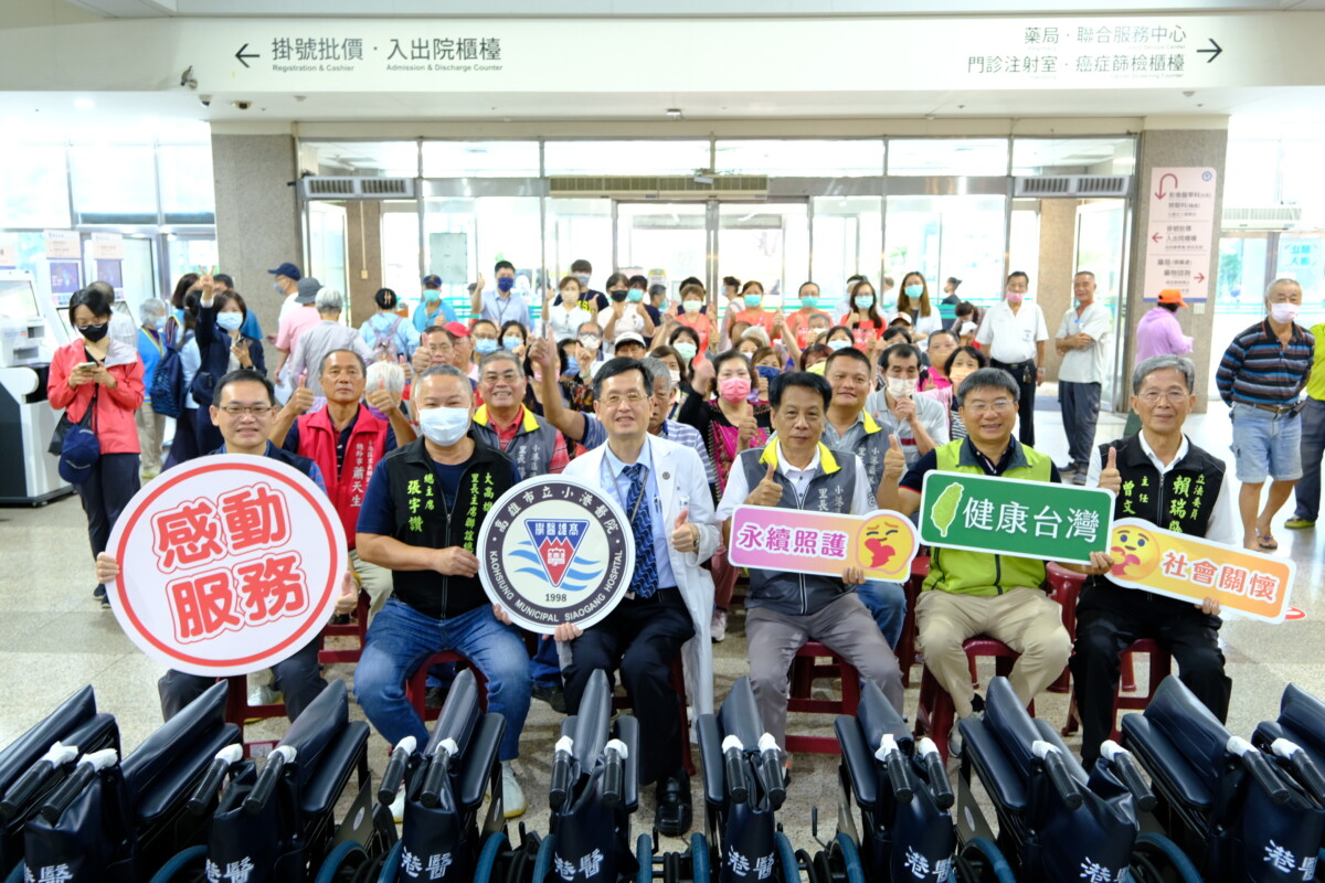 ▲小港區順苓里呂在和里長與其父呂明佐先生慷慨捐贈72台輪椅給小港醫院。（記者 李堂安 翻攝）