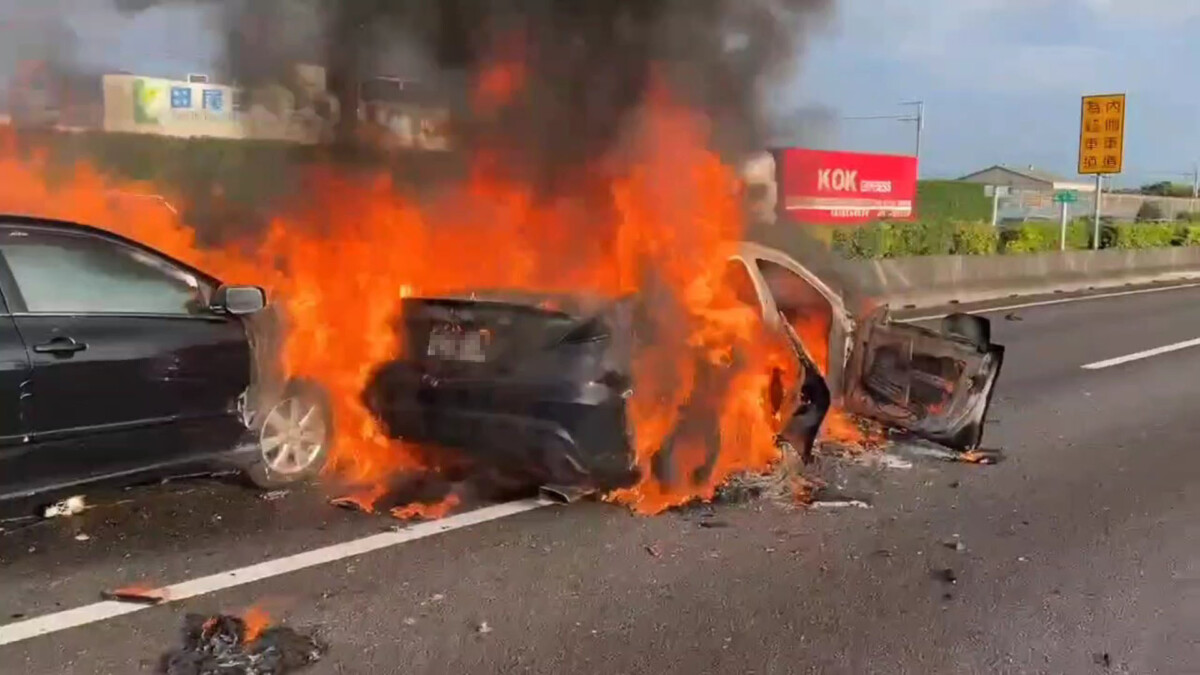 Sq09037 1國1黑色轎車撞貨櫃車起火