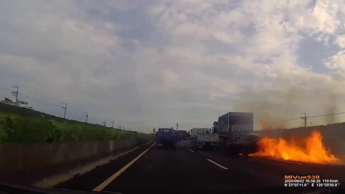 Sq09037 4國1黑色轎車撞貨櫃車起火