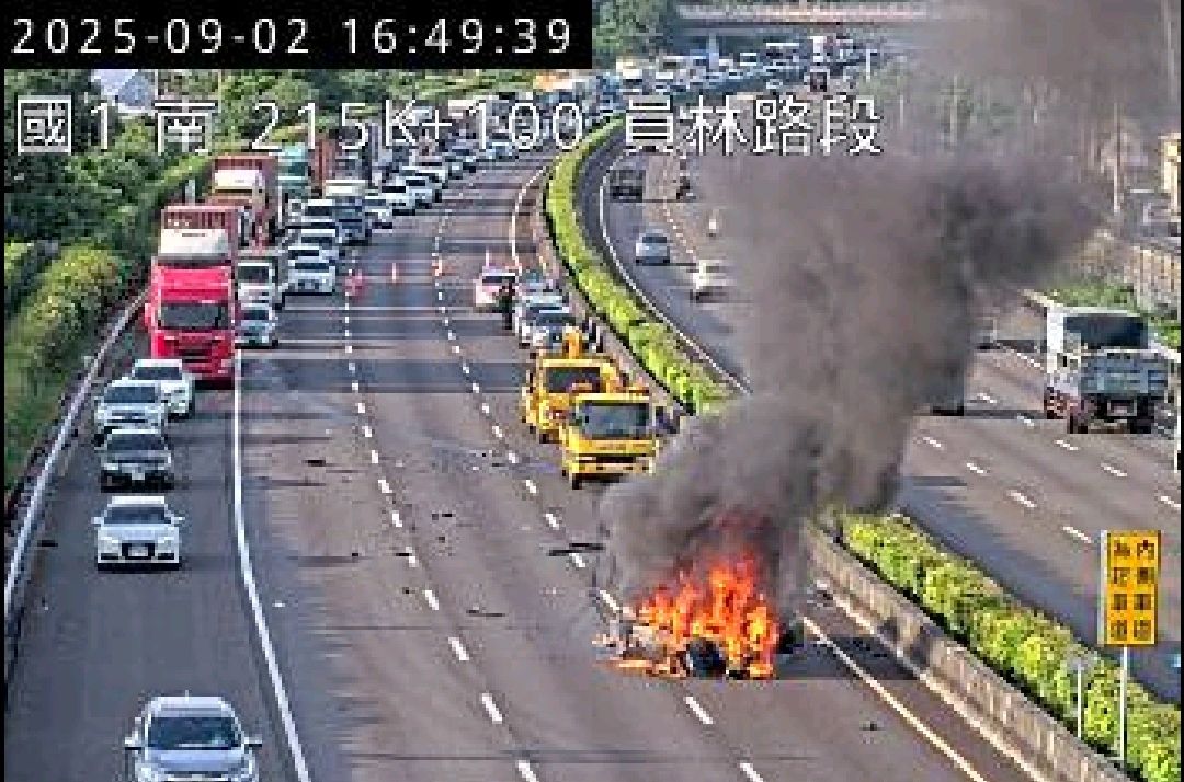 Sq09037 7國1黑色轎車撞貨櫃車起火