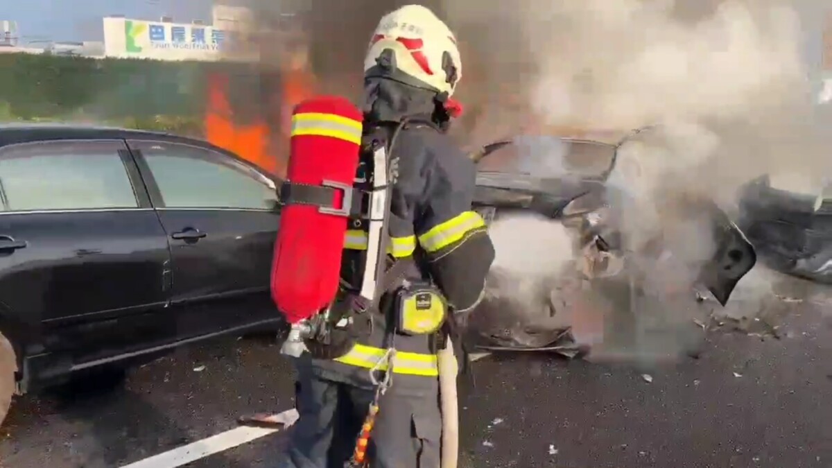 Sq09037 3國1黑色轎車撞貨櫃車起火