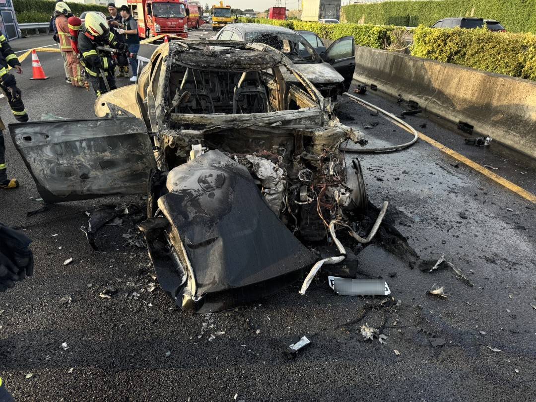 Sq09037 9國1黑色轎車撞貨櫃車起火