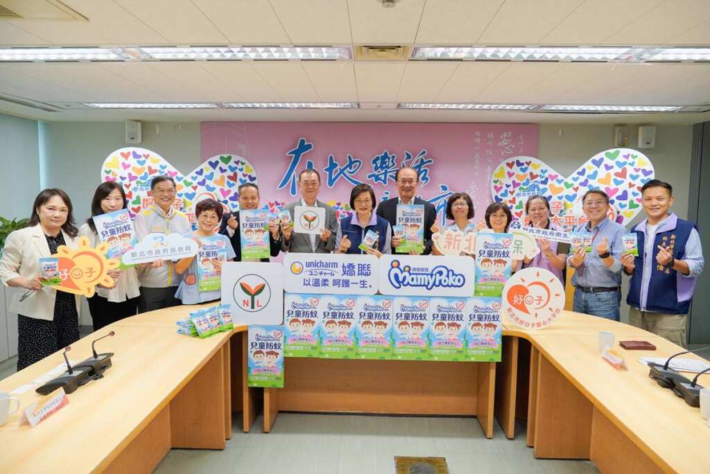 嬌聯公司與南六企業攜手捐贈2萬包防蚊濕紙巾,2日舉行捐贈儀式。
