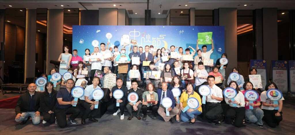 ▲北市府推中秋庇護工場產品,張溫德副市長同台走秀力挺。