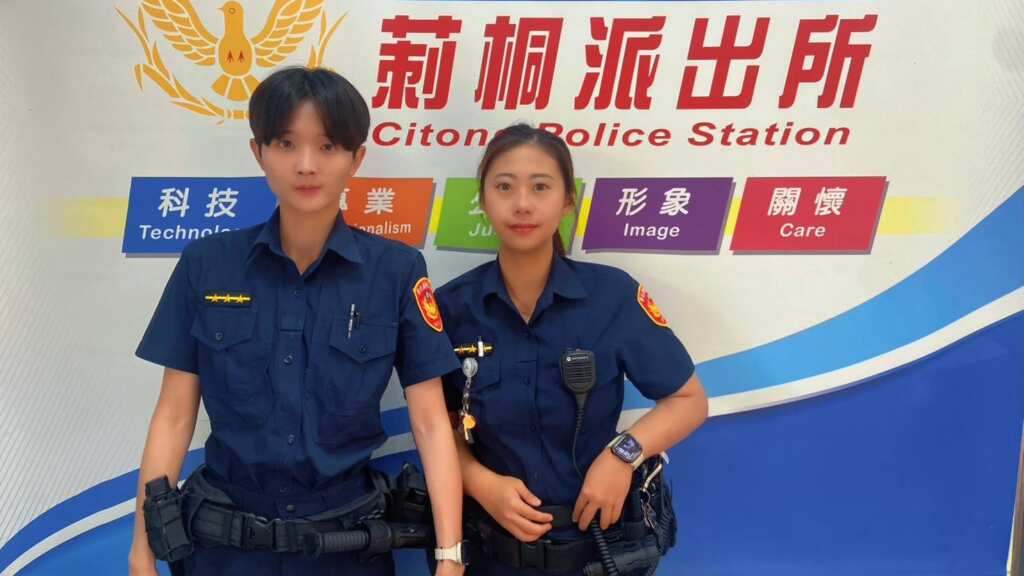 ▲莿桐派出所員警黃翎郡（左）、黃心怡（右）接獲報案，立即趕赴現場，婦人在員警與救護人員協助下緊急送往秀傳醫院救治，並聯繫家屬趕赴醫院。（彰化警方提供）