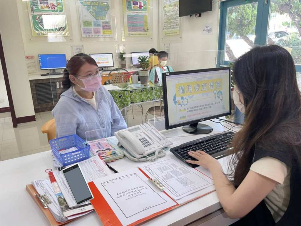 ▲民眾臨櫃詢問僱用安定措施。（示意圖／中彰投分署提供）