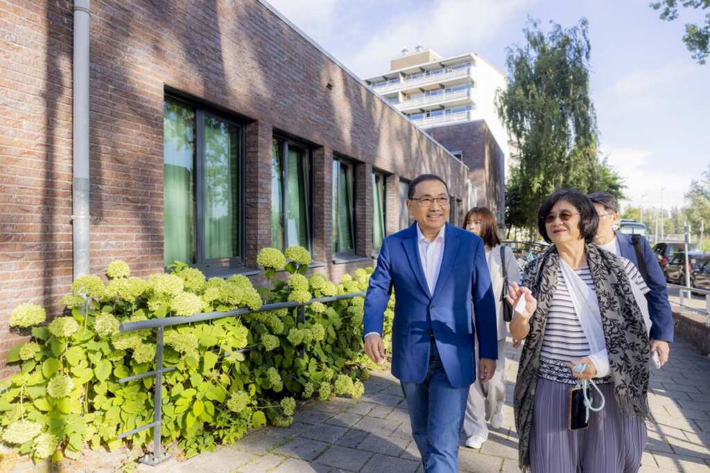 新北市長侯友宜於台灣時間2日率領市府跨局處團隊,前往荷蘭阿姆斯特丹知名的失智照護社區——霍格威村(The Hogeweyk)參訪。