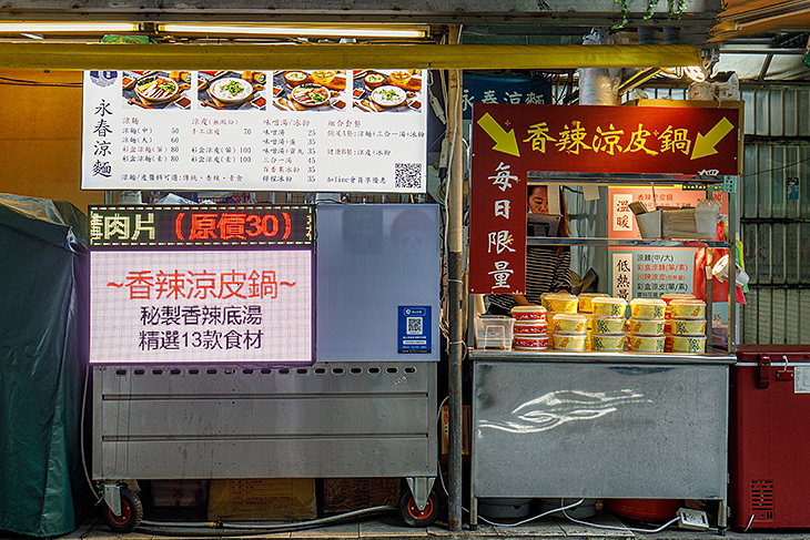 麻媽家最早從街頭兩坪騎樓攤車起步,如今將開始走向全面標準化。圖/眾旺餐飲提供
