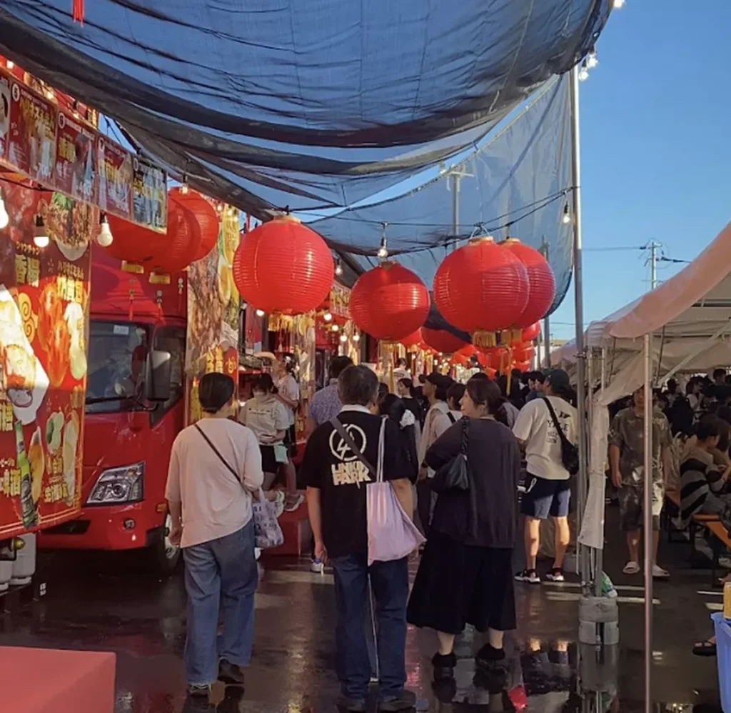 關西奈良台灣祭現場，不少人前來朝聖。紅茶試飲團隊也在此邀請不少人品嘗。