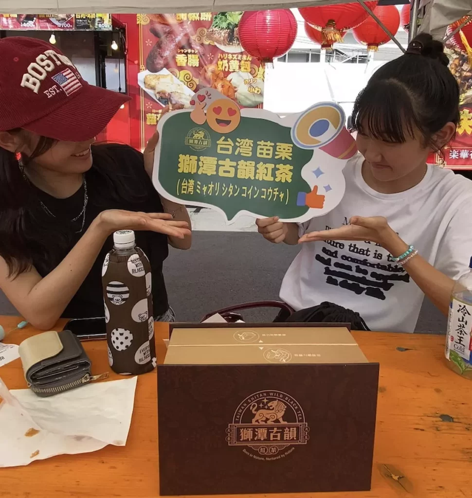 學生試飲後，開心直說好喝，也不忘大力推薦。