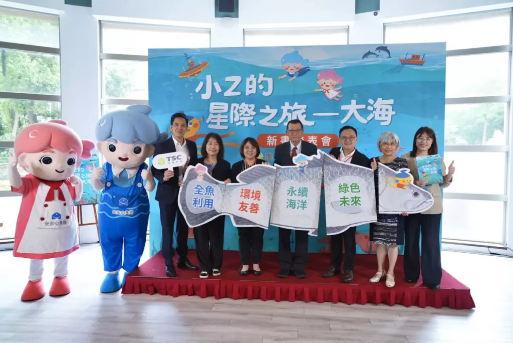 崇越集團攜手未來親子打造《小Z的星際之旅—大海》,讓孩子理解永續海洋的重要性,從生活中培養守護環境的行動意識。左起孫格偉副總經理、翁金珠董事長、黃湘媛科長、賴杉桂副董事長、林進賢執行長、許耀雲社長、陳筠培總經理。