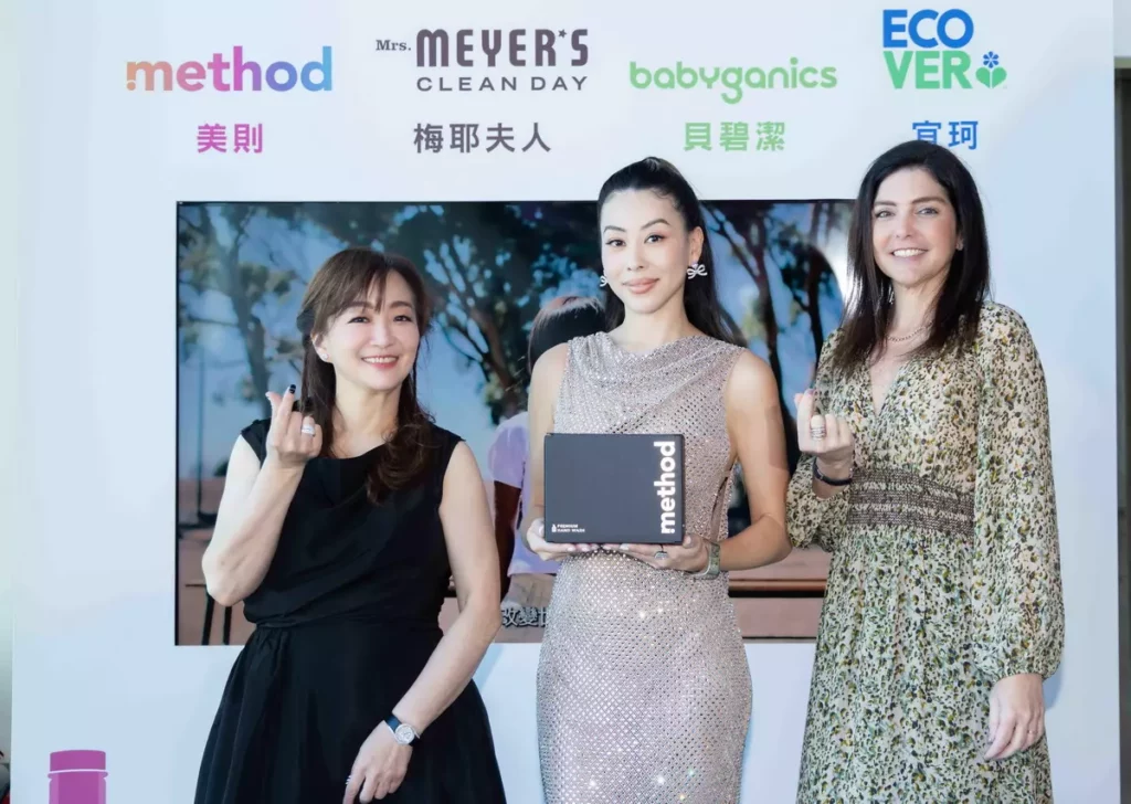 奧維企業總經理Vivian、美國原廠CEO將水晶玻璃瓶限量款「美則」致贈給Dizzy Dizzo蔡詩芸,同時宣告四大永續生活品牌全面在台上市!