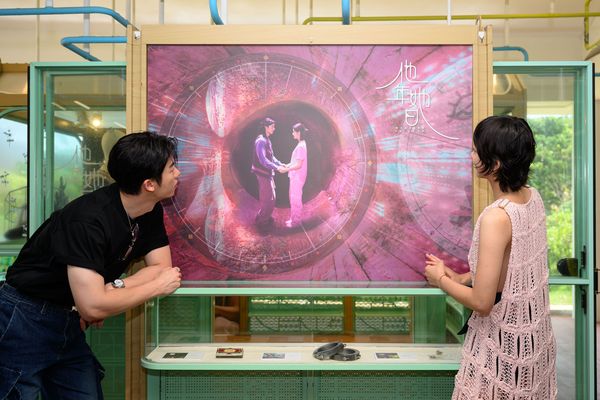 ▲許光漢與袁澧林參觀《他年她日:昂坪360的時光約定》電影展覽。(圖/甲上提供)