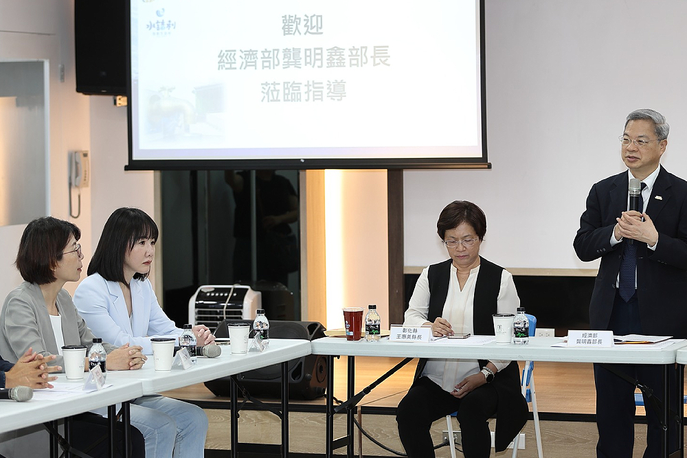 龔明鑫為美關稅赴彰化產業座談 王惠美盼中央給予更多支持 200 龔明鑫為美關稅赴彰化產業座談 王惠美盼中央給予更多支持 199