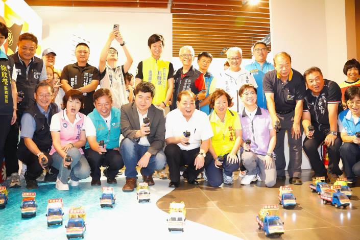 竹縣義民祭豬事大吉創藝展熱鬧開幕,副縣長陳見賢與客委會副主委邱星崴等人,操作義民祭小貨車為義民祭活動暖身。(圖/記者黃溎芬翻攝)