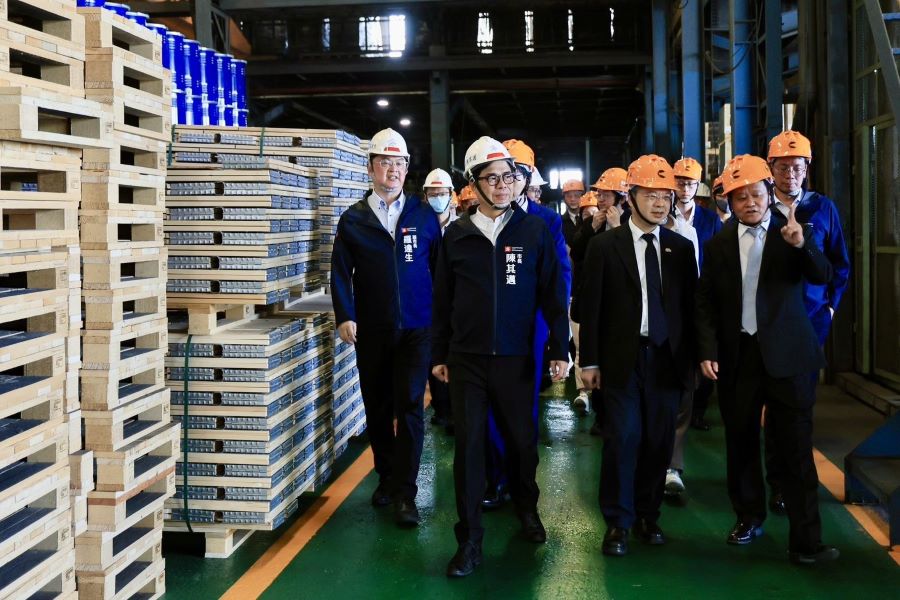 ▲市長陳其邁陪同經濟部龔明鑫部長參訪晉禾企業股份有限公司。