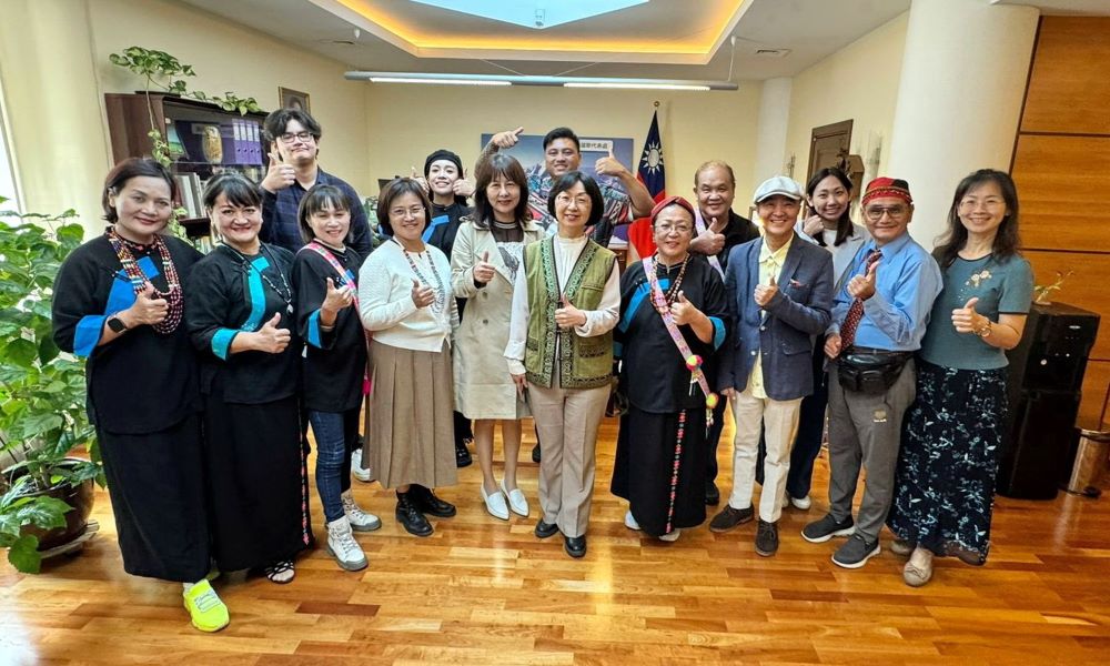 原民歌舞傳遞文化力量 台灣之夜震撼莫斯科 4 《圖說》第19屆「聚友」國際音樂節8月24日舉辦「台灣之夜—原住民文化音樂祭」,紀念已故總統蔣經國留俄百年。此行得力於駐俄羅斯代表處協力甚多,訪問團專程前往代表處拜會。〈楊孟哲提供〉