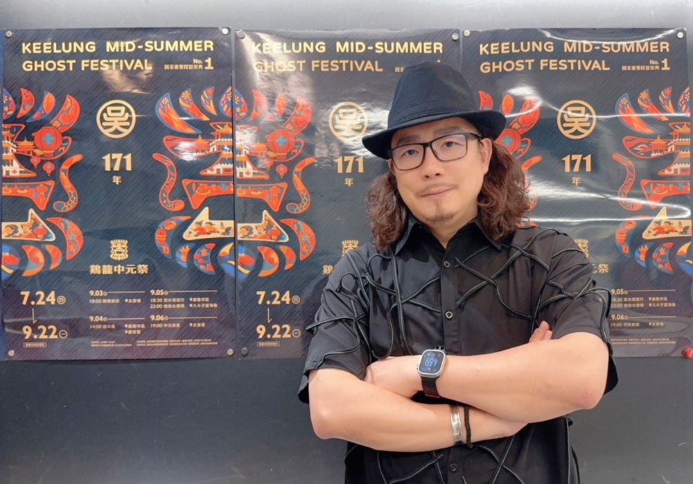 鷄籠中元祭榮獲2025美國MUSE DESIGN AWARD 金獎 藍本設計執行長吳介民:靈感並非憑空而生 1 ▲吳介民因一頭獅子王辛巴的秀髮,被學生暱稱「獅王」,台灣大型商業活動不少視覺設計都是出自於他所帶領的藍本設計團隊。(圖/藍本設計提供)