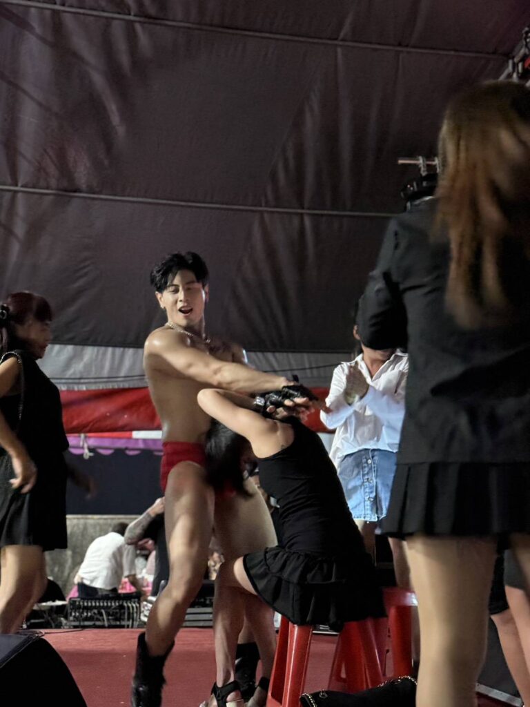 辣妹環伺、老闆娘指定開場!台灣最帥猛男化身全場唯一「行走的賀爾蒙」獨霸關西金錦山義民廟 8 1390167 0