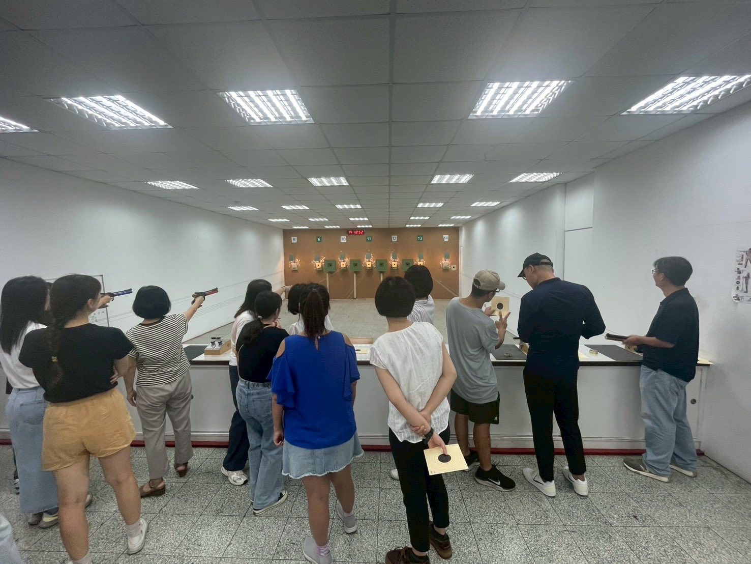 七堵國小師長赴明德國中寓教於樂體驗國防教育射擊活動 3 542716539 10163404860748966 9047527660115766792 n