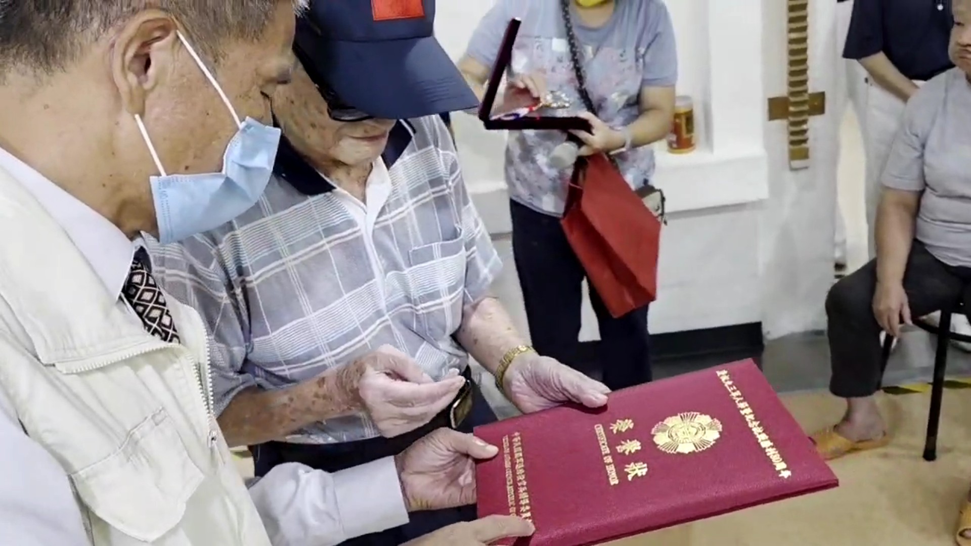（有影片）／九三軍人節彰化榮家表揚抗戰榮民　抗戰老兵獲頒慰勉金紀念章