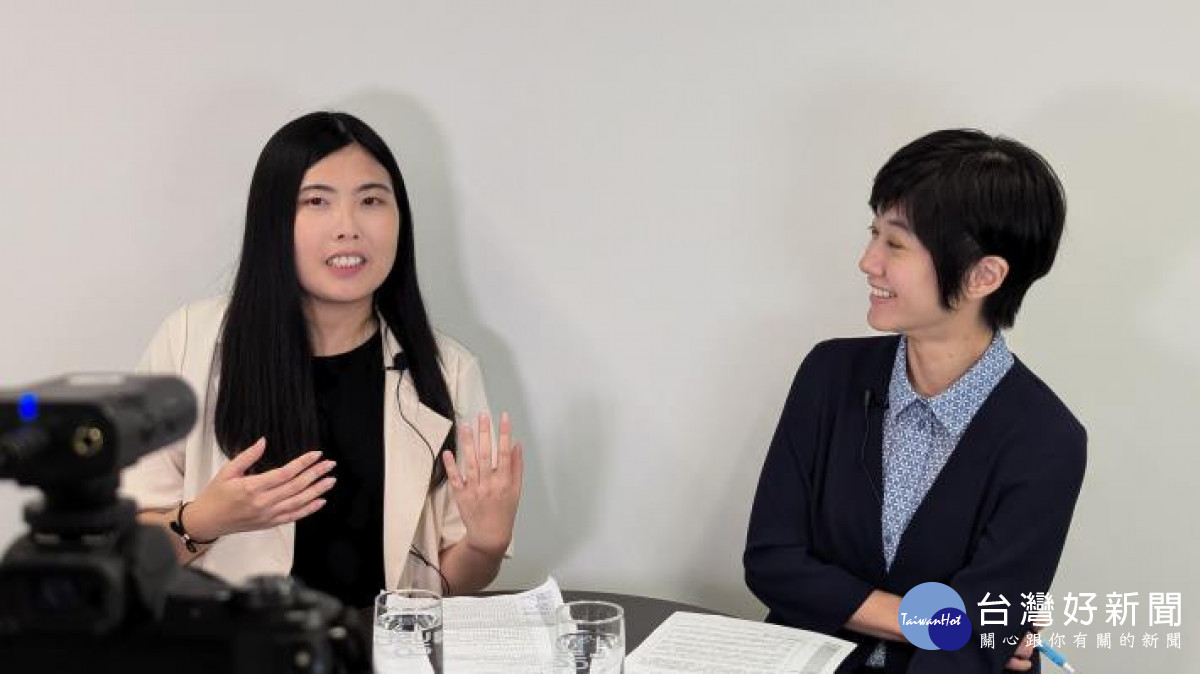 新竹縣政府社會處婦女及新住民科專員黃展瑩(左)錄製性別平等宣導直播。