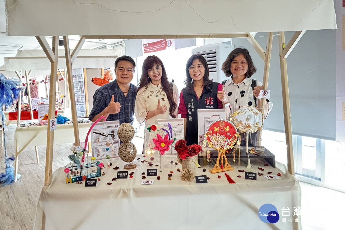 青年局長侯佳齡與展出團隊合影。<br /><br /> 