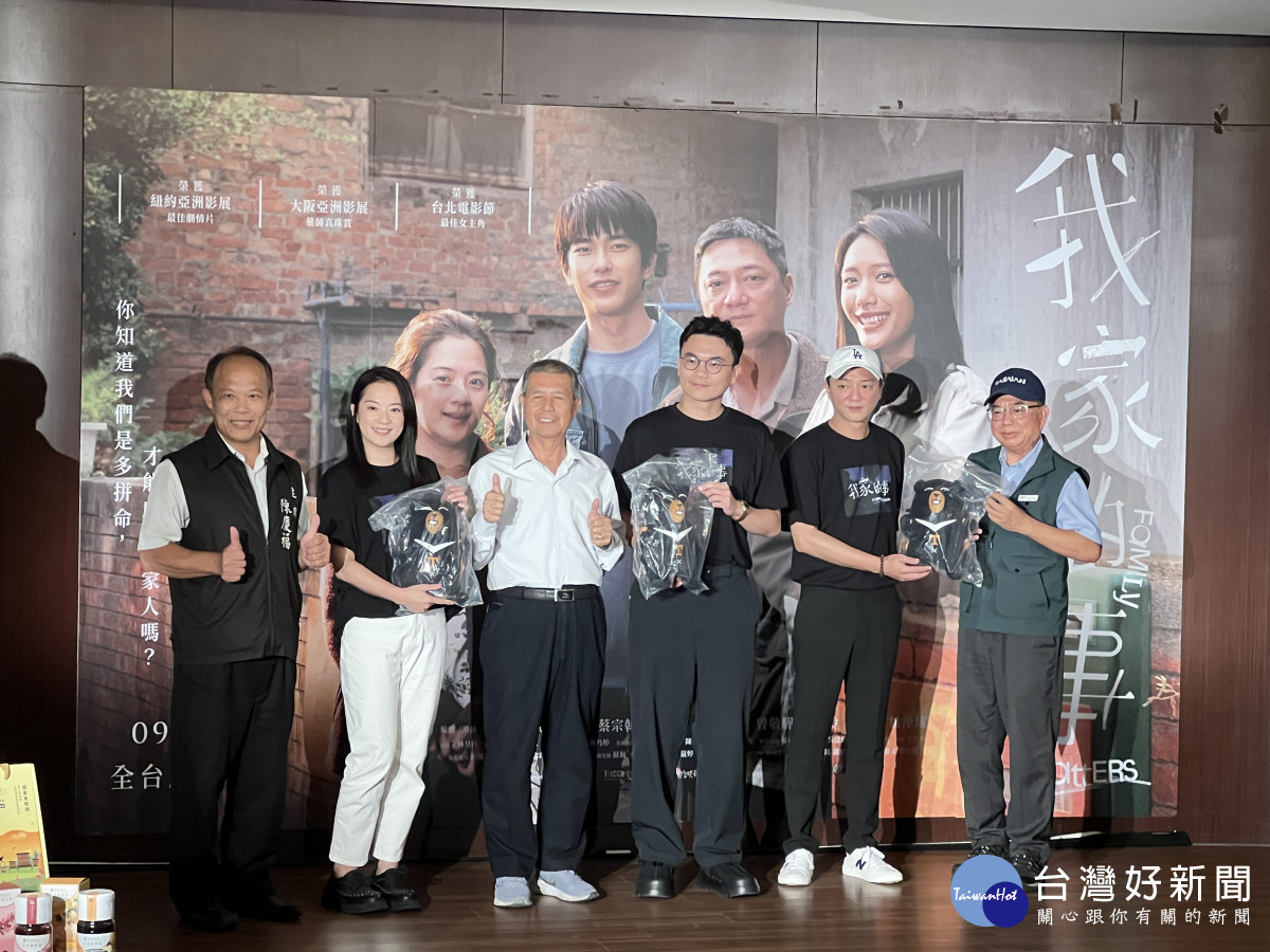 參山國家風景區管理處長曹忠猷贈喔熊玩偶給導演和演員。