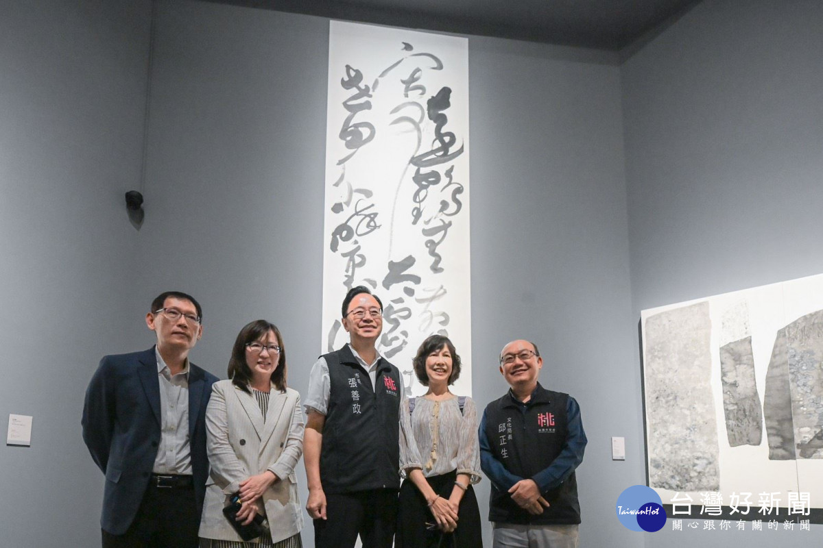 張市長與貴賓合影於書法展品前。