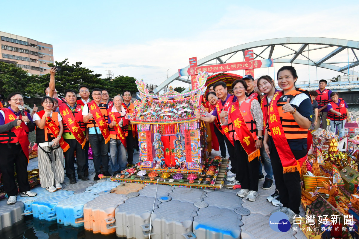鹿港地藏王廟放水燈祭水靈,紙燈照亮福鹿溪祈求平安。圖/記者鄧富珍翻攝