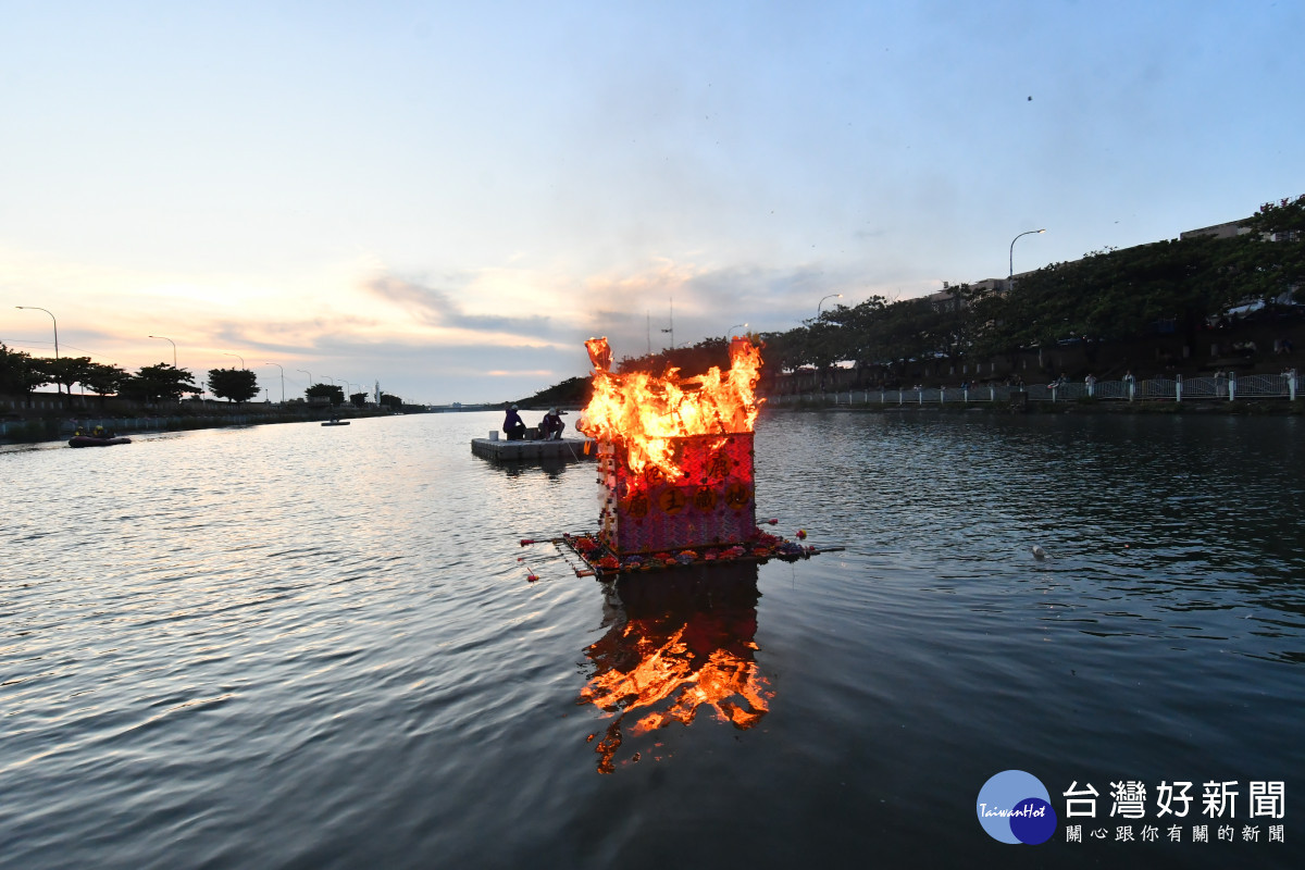 鹿港地藏王廟放水燈祭水靈,紙燈照亮福鹿溪祈求平安。圖/記者鄧富珍翻攝