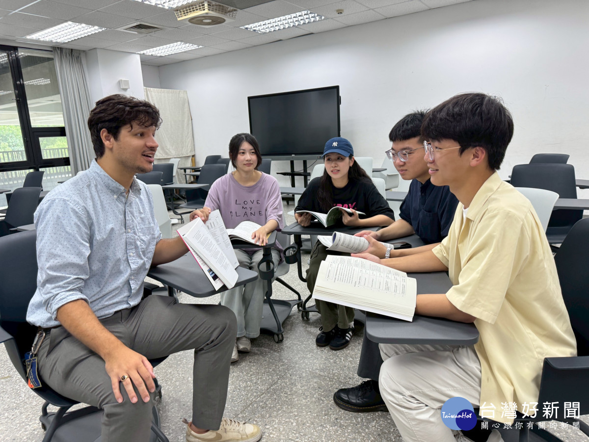 教材融入迎新英語課程與各項活動中,協助新生建立學習信心,圖為教師授課畫面