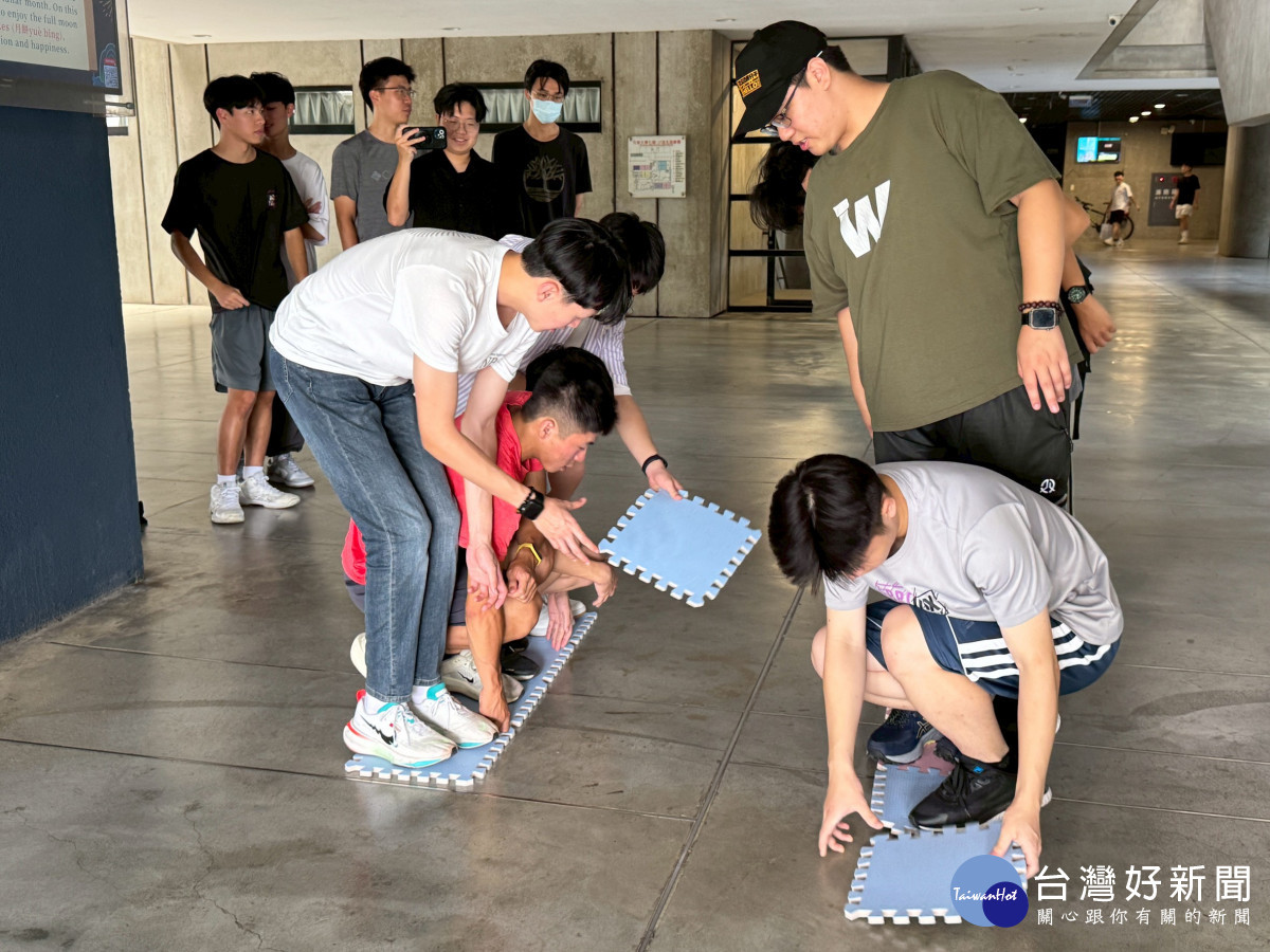 同學進行過河拆橋遊戲,全程以英文對話,從遊戲中學英文