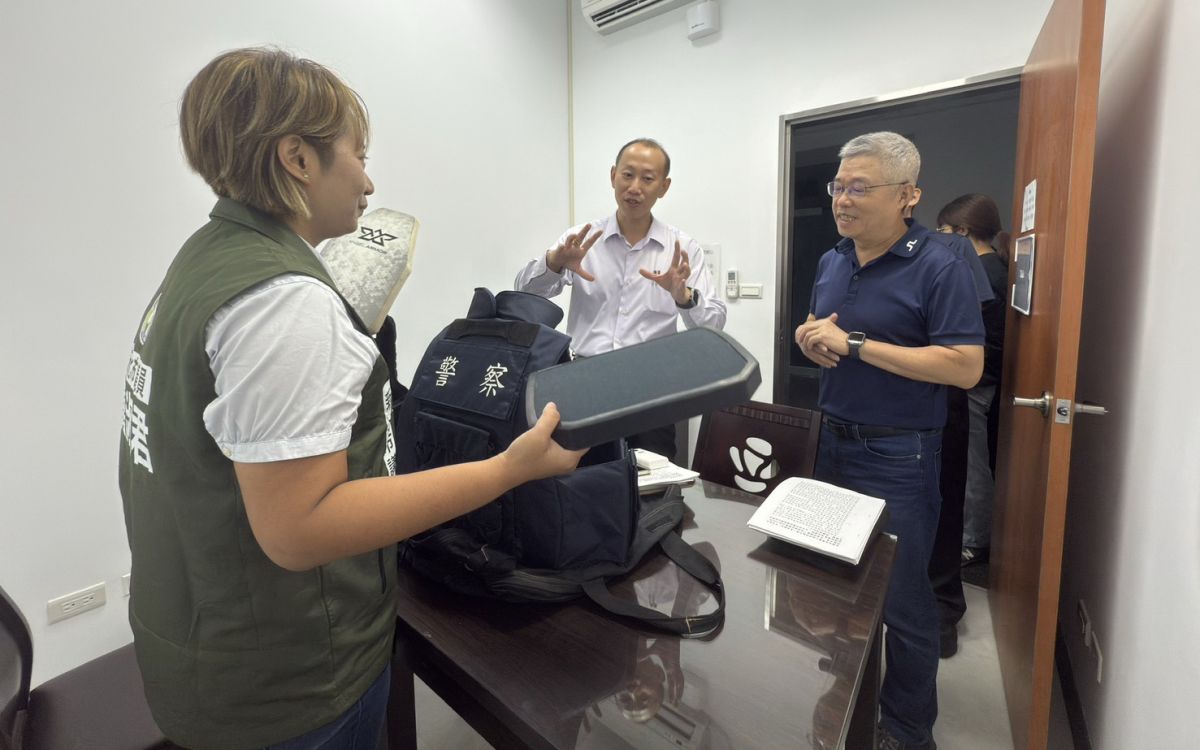 圖/新北市議員黃淑君直指,日前實地檢視發現,隊員們「自行添購」安全係數較高的設備。(新北市議員黃淑君提供)