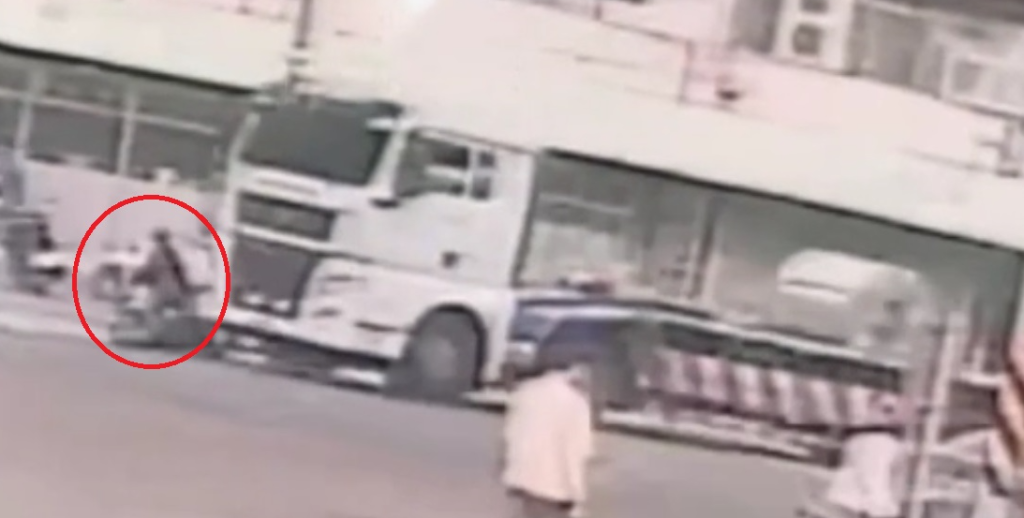 梧棲死亡車禍!- 騎機車婦人遭拖板車撞倒輾過當場慘死