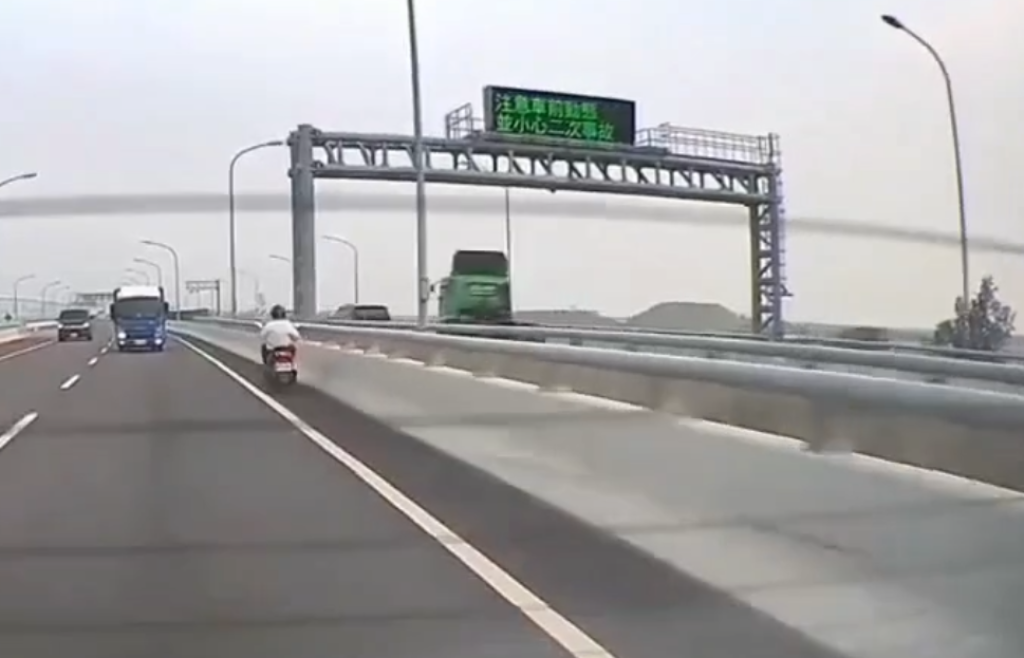 嚇人!- 國道2號甲線機車逆向行駛