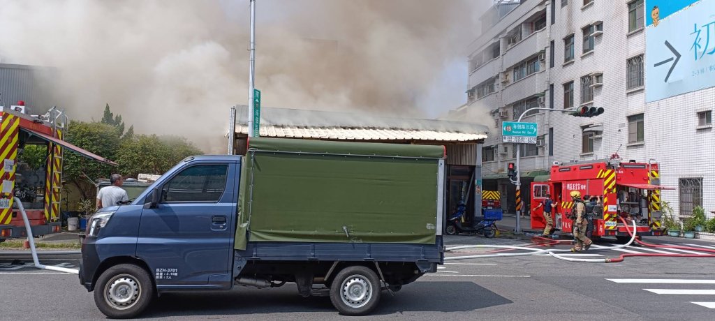 快訊/台南安南平房火警!惡火狂燒…鐵皮竄濃煙 附近鄰居嚇壞