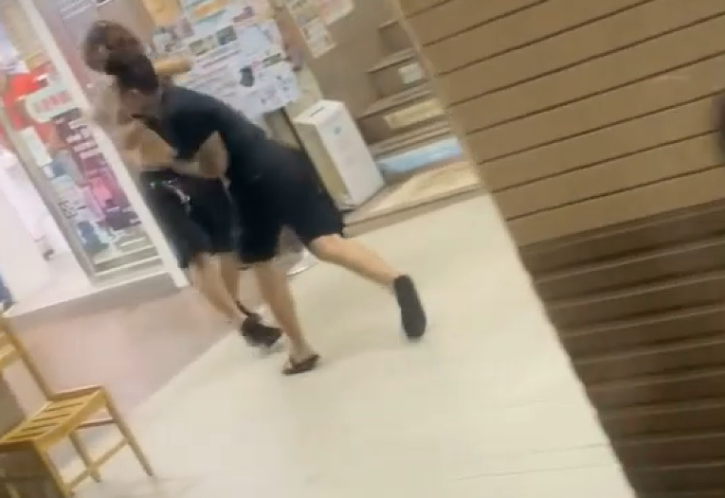 影／黑衣男-vs-半裸刺青男！2人大街上互毆　公車乘客見狀拍下po網