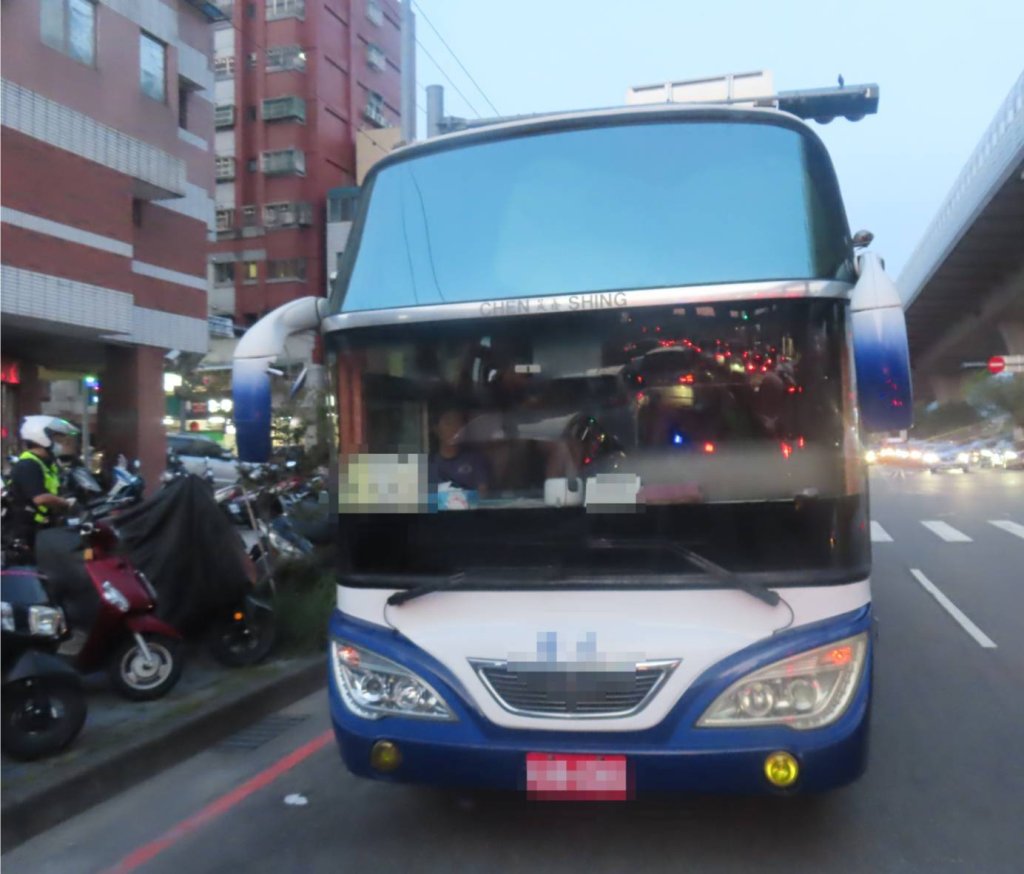 台74線快速道路小貨車與覽車擦撞!- 小貨車駕駛未留現場警將開罰