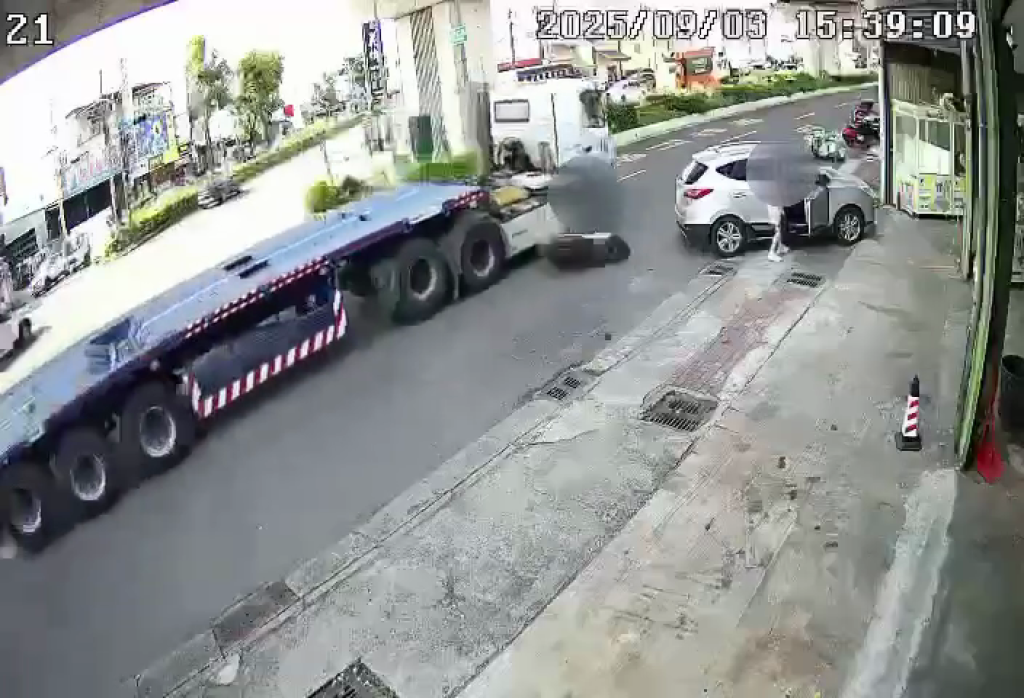 影/差點奪命!78歲女騎士閃違停車 與曳引車擦撞「人車倒地」險捲車底