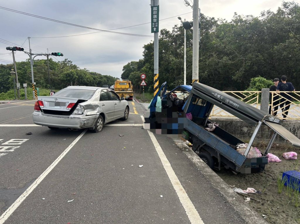 屏東嚴重車禍!小貨車猛撞自小客…再衝電桿 駕駛慘死駕駛座