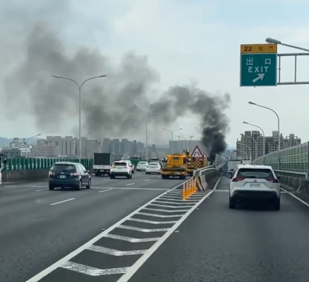 台74線火燒車! 小貨車不明原因自燃