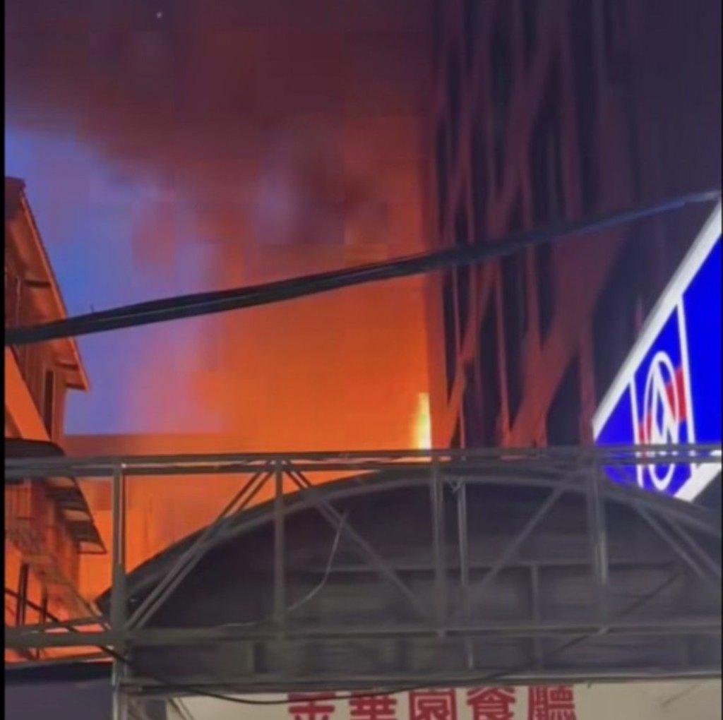 驚!基隆仁愛區2層樓空屋突竄火煙-火舌猛烈-警消急灌救撲滅