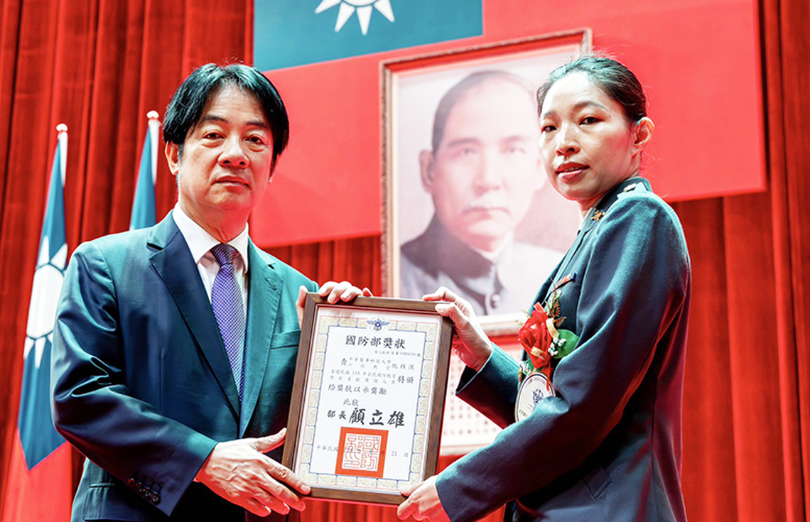 中華醫大教官施秝淇獲全民國防教育傑出貢獻獎