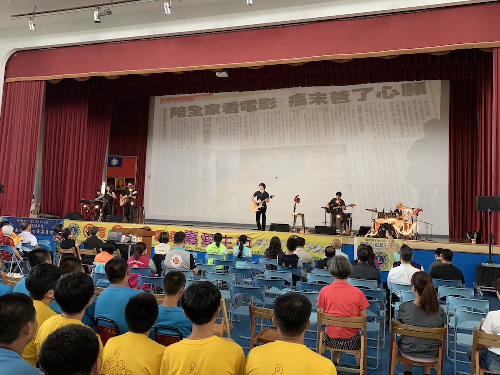 玫瑰墓樂團以動人旋律與故事觸動人心，讓學生在音樂氛圍中感受生命的可貴。（圖/記者陳惲朋攝）