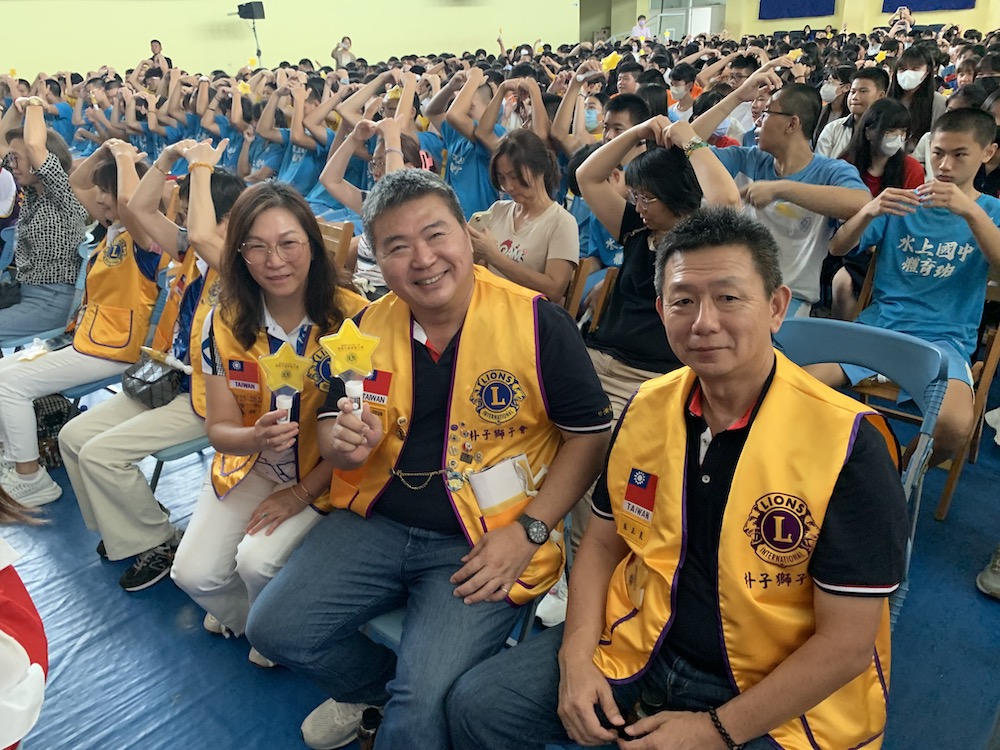 朴子國際獅子會會長林篤毅（前中）希望透過反毒、反詐騙、反霸凌的宣導，讓更多人提高警覺，團結起來共同守護安全，遠離危害，讓社會更加健康、溫暖。（圖/記者陳惲朋攝）