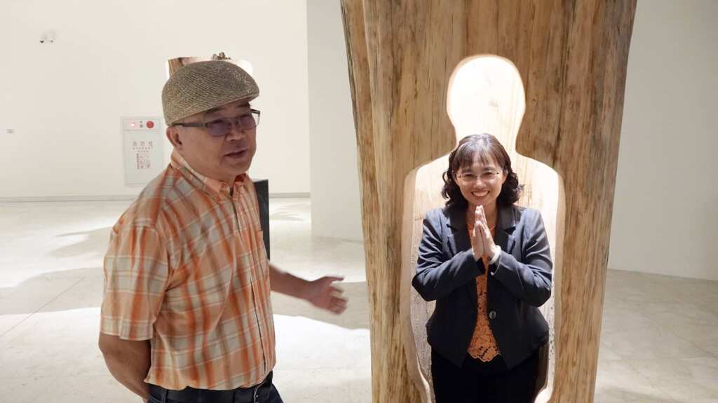▲雕塑博士賴永興首次在家鄉彰化舉辦大型個展登場,彰化縣文化局長張雀芬表示,接力展是彰化文化傳承的重要平台,讓藝術家在土地與生活之間持續發聲。(記者林明佑攝)