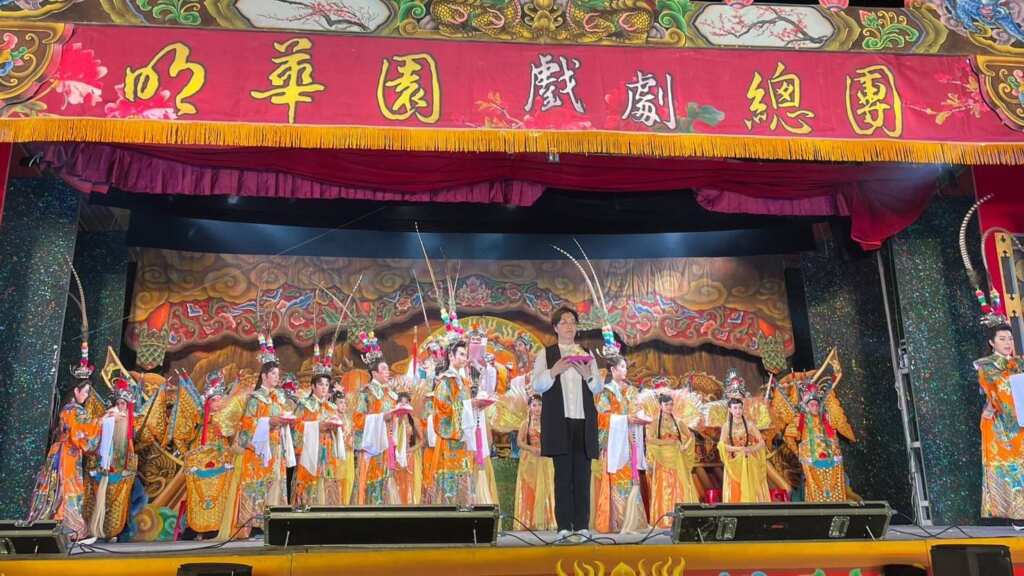▲為慶賀「鹿港玉安宮十八年一科」盛典,彰化縣政府特別邀請臺灣知名歌仔戲團—明華園戲劇總團,盛大演出祈福大戲《濟公活佛之雪狐情》。(彰化縣文化局提供)