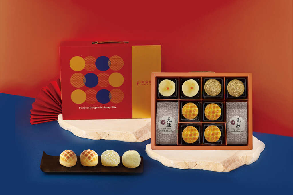 ▲「雙匠極饗禮盒」內含兩款聯名新作-金沙烏魚子酥與青花椒豆干綠豆椪,還有經典升級版的菠蘿格格蛋黃酥、菠蘿鹹芋泥蛋黃酥,並搭配熟香烏龍與蜜香紅茶,打造完美團聚饗宴