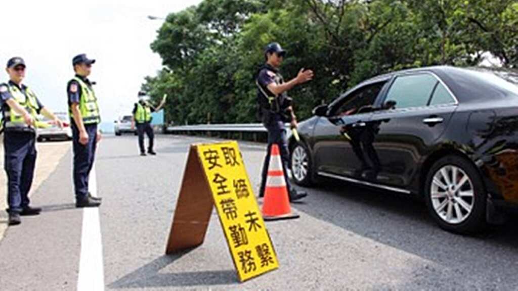 ▲國道警啟動交通大執法,AI科技結合路檢嚴查未繫安全帶。(國道公路警察局提供)
